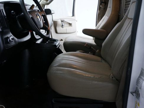 Used 2018 Chevrolet Express 3500 image 8