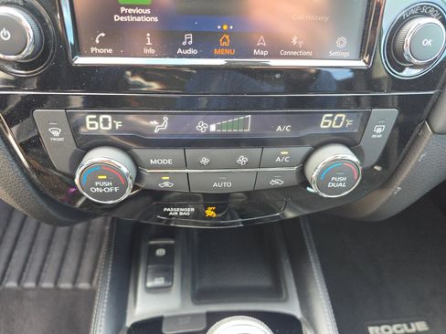 Used 2018 Nissan Rogue SL w/ Premium Package image 17