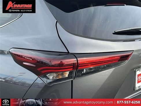 Used 2025 Toyota Highlander XLE image 12