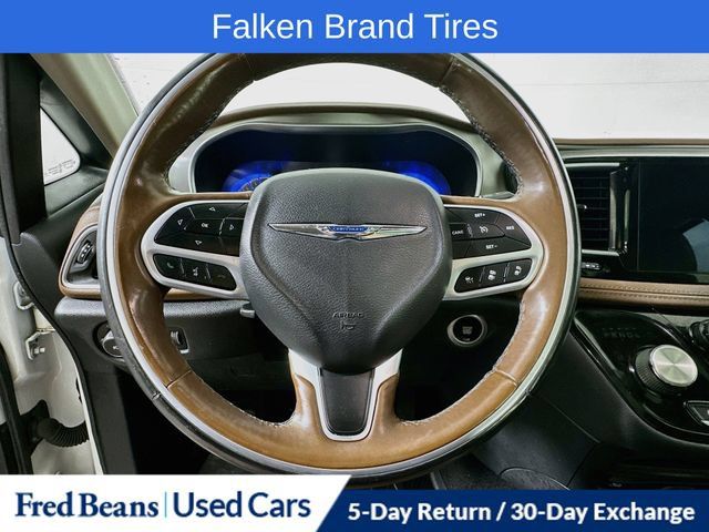 Used 2018 Chrysler Pacifica Limited w/ Tire & Wheel Group FWD image 16