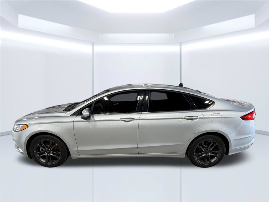 Used 2018 Ford Fusion SE w/ Equipment Group 201A FWD image 4