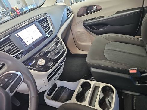Used 2023 Chrysler Voyager LX FWD image 24