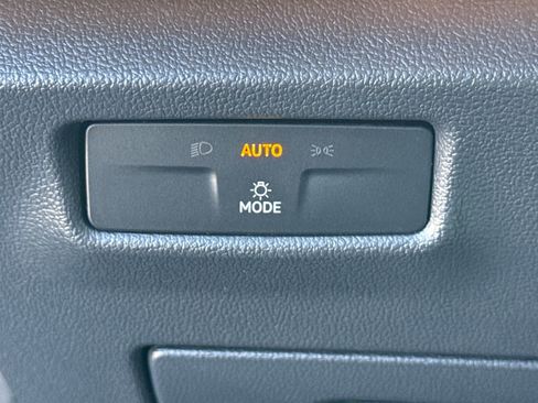 Used 2025 Volkswagen Tiguan SE AWD/4WD image 23