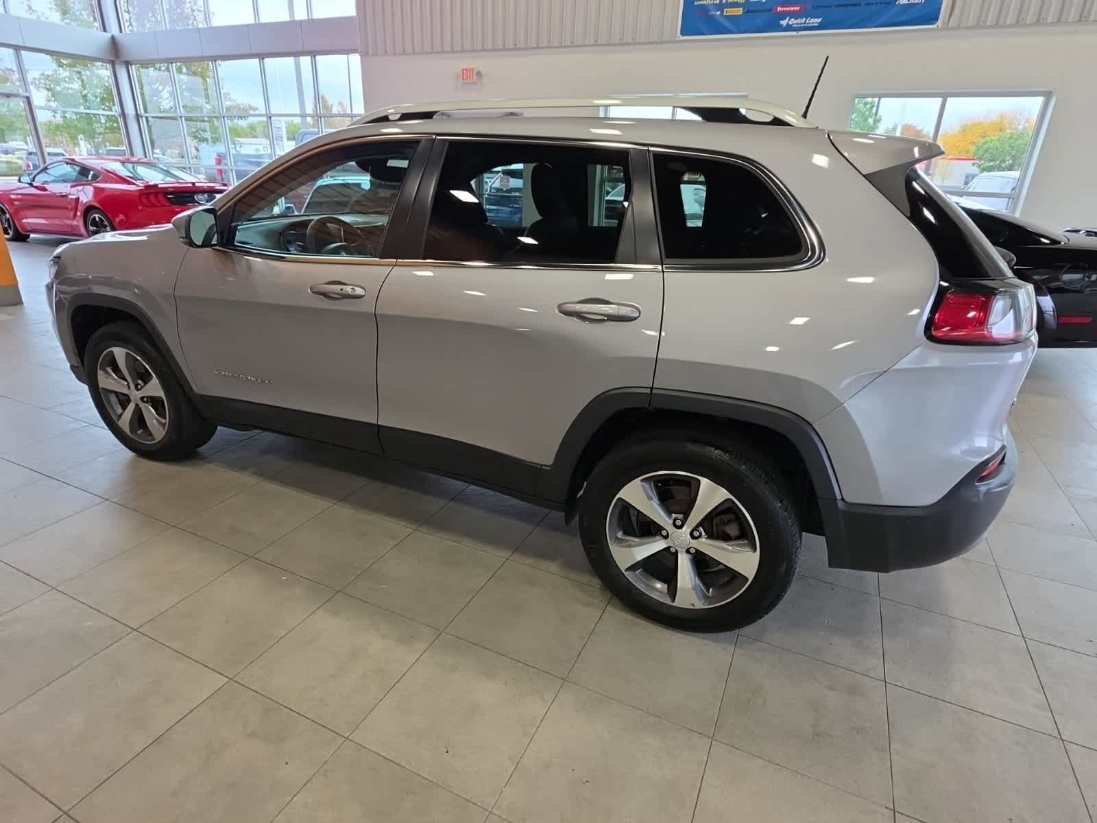 Used 2021 Jeep Cherokee Limited w/ Trailer Tow Group AWD/4WD image 11