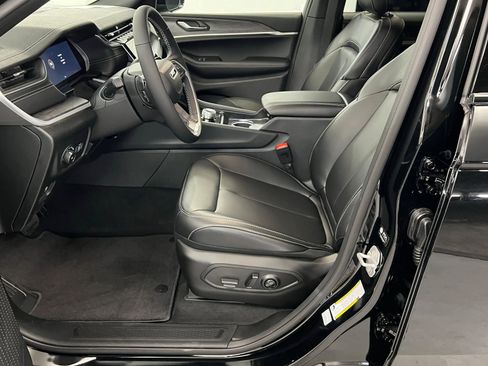 New 2025 Jeep Grand Cherokee Limited w/ Black Appearance Package AWD/4WD image 17