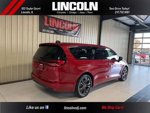 New 2026 Chrysler Pacifica Select image 8