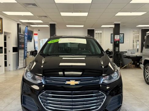 Used 2020 Chevrolet Trax LT w/ LT Convenience Package FWD image 1
