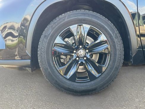 Used 2024 Toyota Highlander XLE FWD image 31