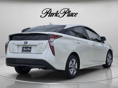 Used 2016 Toyota Prius Four FWD image 5