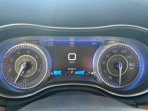 Used 2015 Chrysler 300 C Platinum image 17