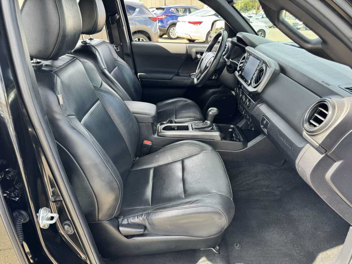 Used 2022 Toyota Tacoma TRD Sport w/ TRD Premium Sport Package AWD/4WD image 15