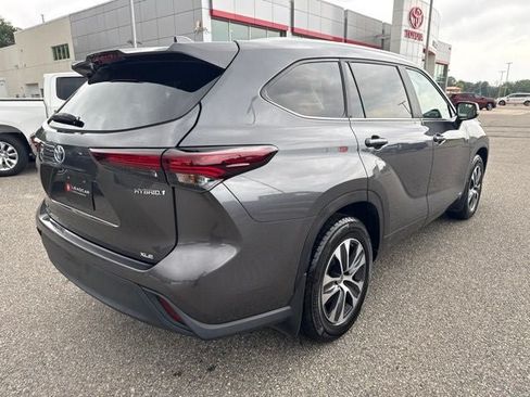 Used 2024 Toyota Highlander XLE AWD/4WD image 12