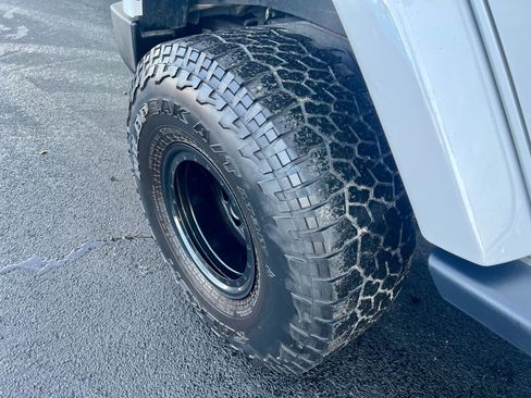 Used 2017 Jeep Wrangler Unlimited Sahara image 14