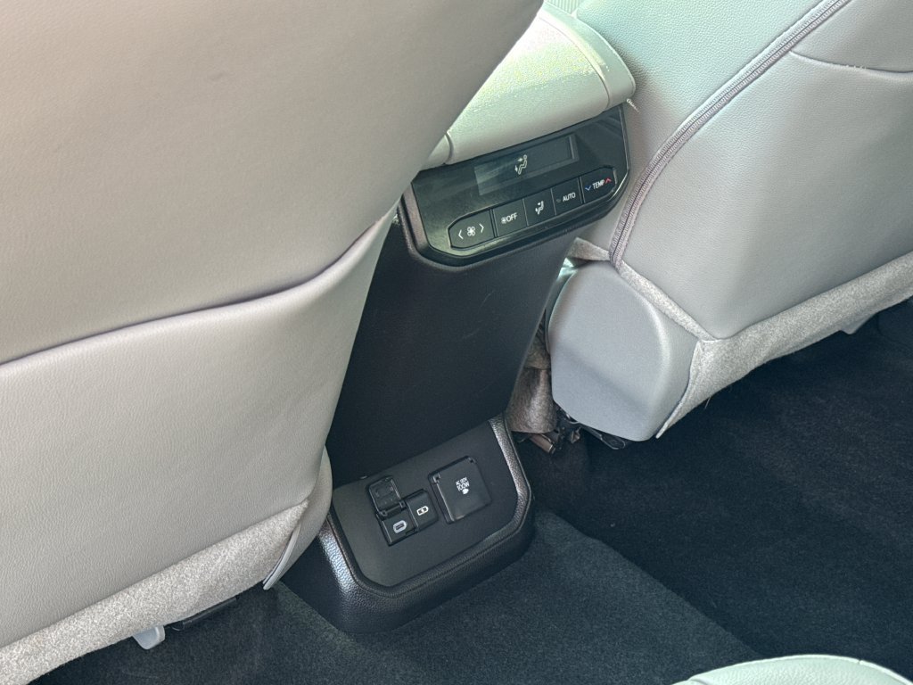 Used 2024 Toyota Highlander Limited AWD/4WD image 39