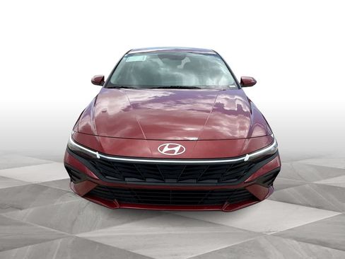Used 2025 Hyundai Elantra SE FWD image 3