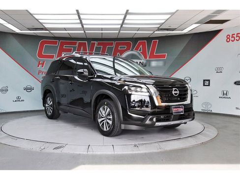 New 2025 Nissan Pathfinder SL image 1