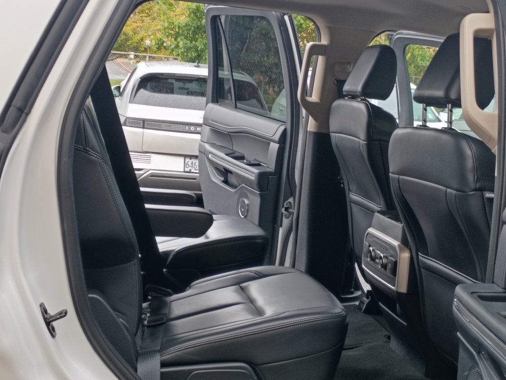 Used 2024 Ford Expedition XLT AWD/4WD image 18