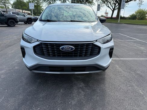 Used 2025 Ford Escape Active AWD/4WD image 2
