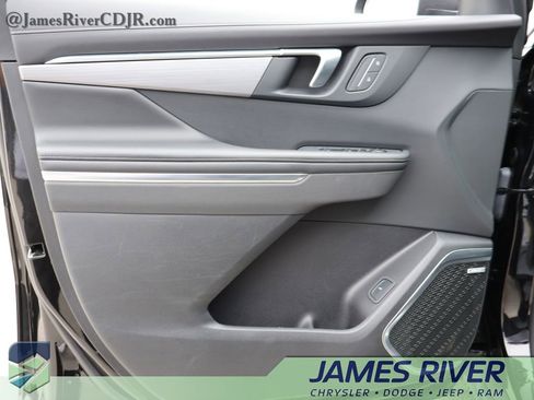 Used 2025 Buick Enclave Preferred image 22