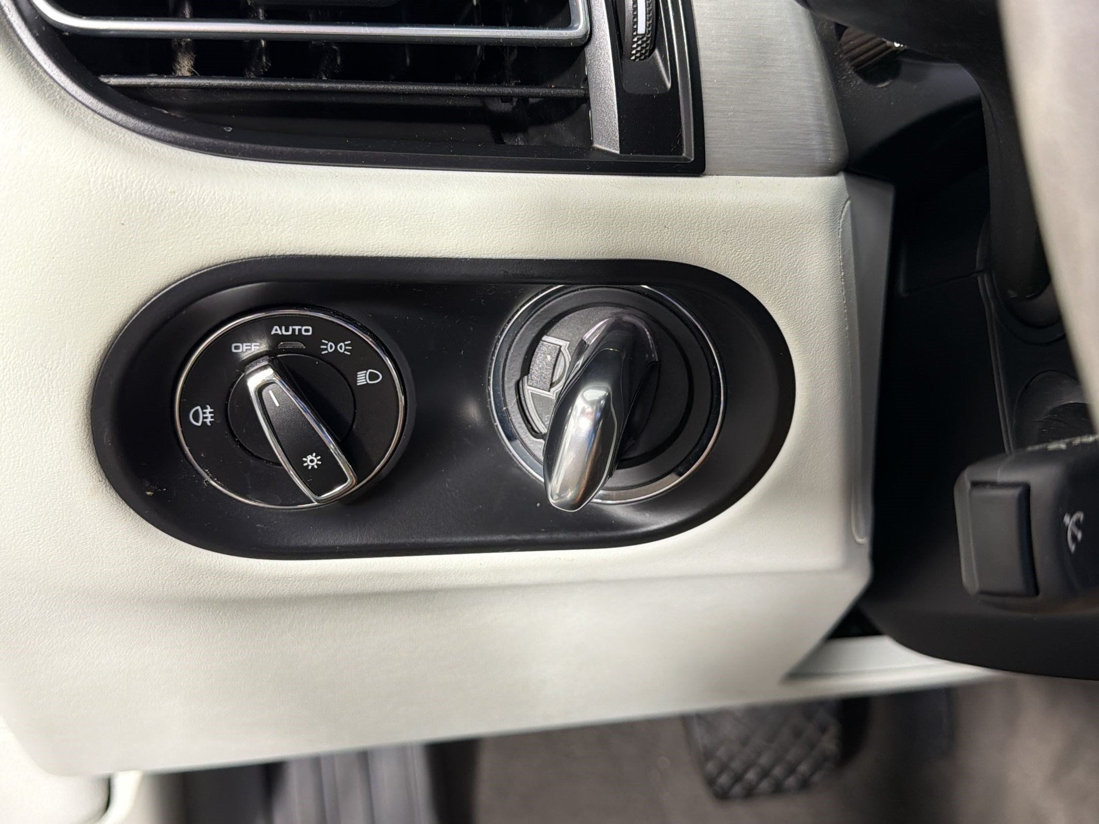 Certified 2021 Porsche Macan Turbo AWD/4WD image 16