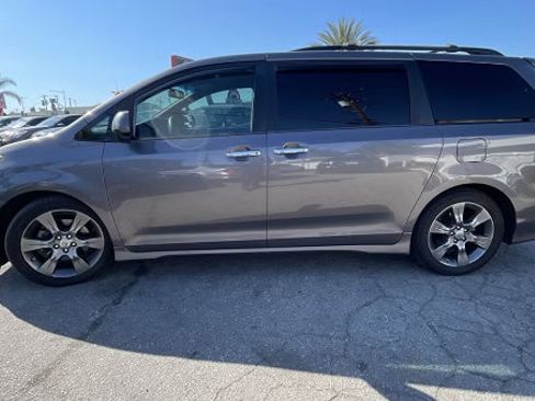 Used 2015 Toyota Sienna SE FWD image 2
