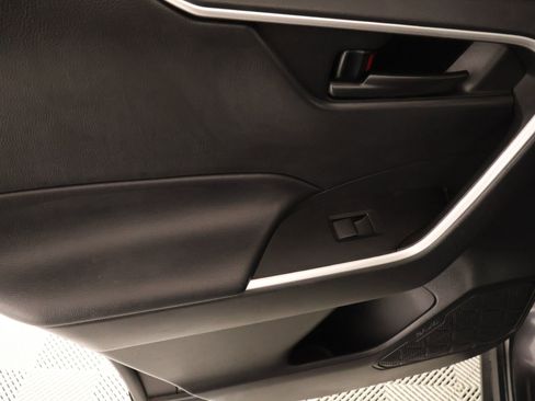 Used 2021 Toyota RAV4 LE AWD/4WD image 15