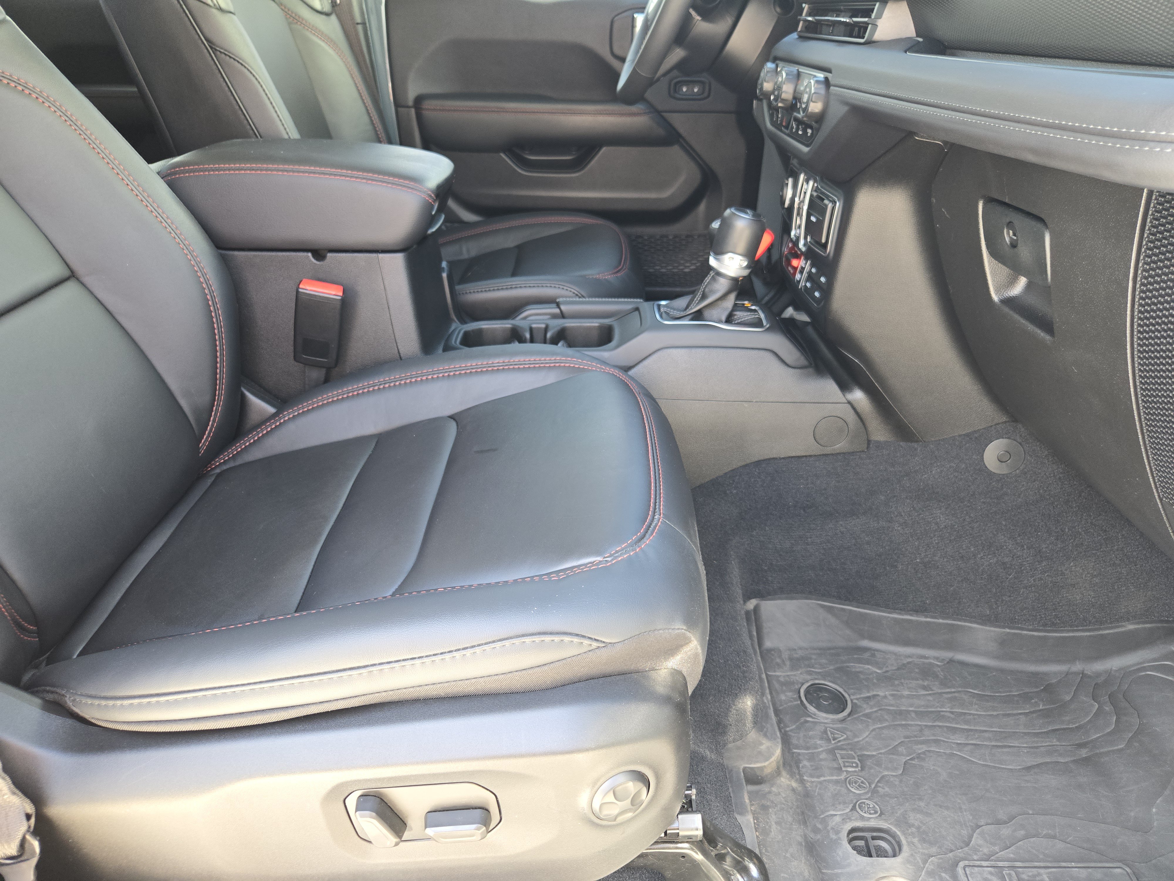Used 2025 Jeep Gladiator Rubicon AWD/4WD image 16