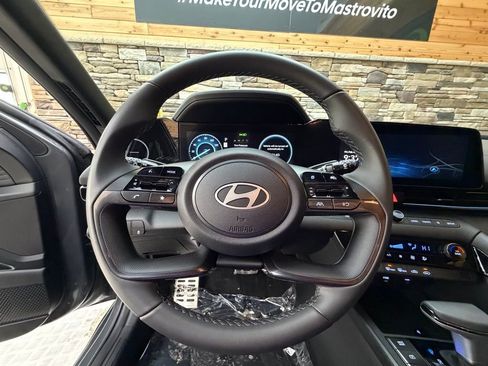 Certified 2025 Hyundai Elantra SEL image 17