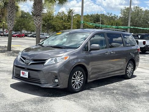 Used 2020 Toyota Sienna XLE FWD image 12