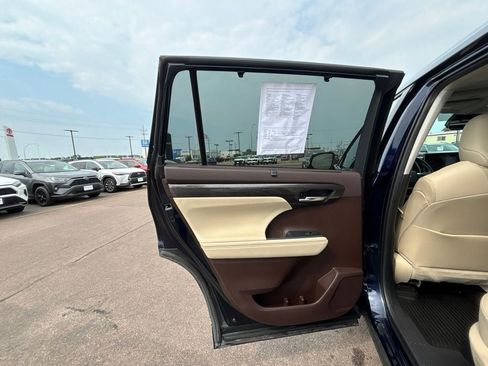 Used 2020 Toyota Highlander Limited AWD/4WD image 25