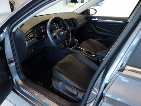 Used 2019 Volkswagen Jetta SE w/ Cold Weather Package FWD image 9