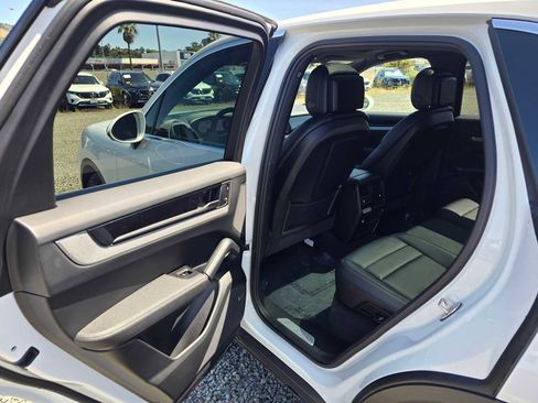 Used 2024 Porsche Cayenne AWD/4WD image 25