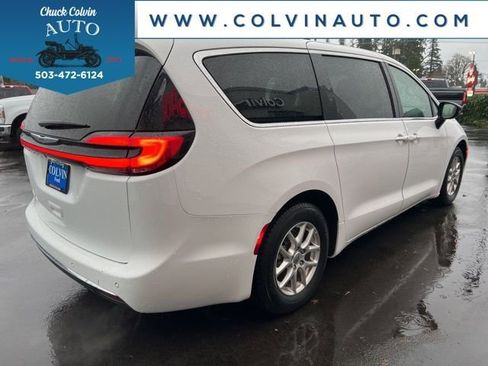 Used 2024 Chrysler Pacifica Touring-L image 7