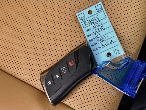 Used 2025 Lexus ES 300h w/ Premium Package FWD image 36