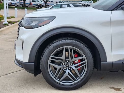 Used 2025 Ford Explorer ST RWD image 16