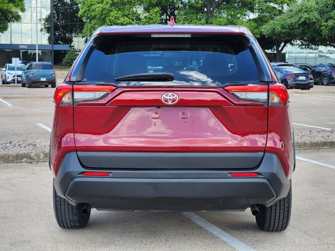 Used 2022 Toyota RAV4 LE image 5