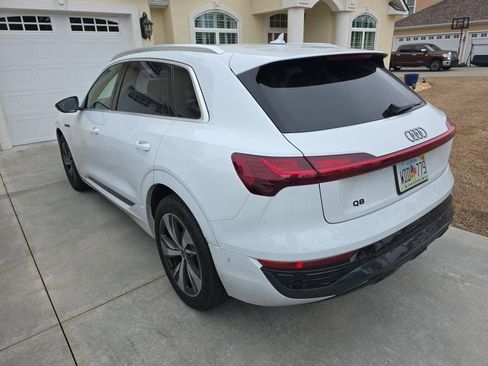 Used 2024 Audi Q8 e-tron Premium Plus w/ Premium Plus Package image 4