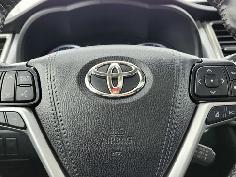 Used 2019 Toyota Highlander SE image 28