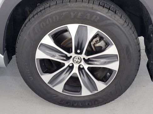 Used 2021 Toyota Highlander XLE image 11