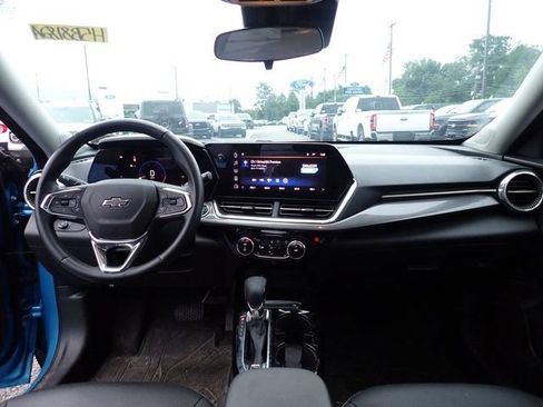 Used 2025 Chevrolet Trax ACTIV w/ Sunroof Package FWD image 13