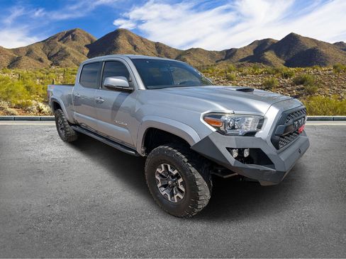 Used 2017 Toyota Tacoma TRD Sport AWD/4WD image 4