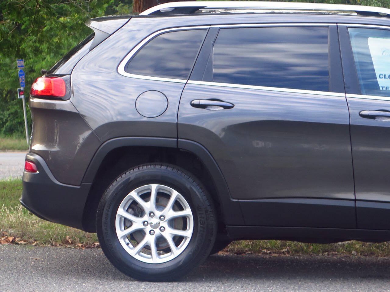 Used 2016 Jeep Cherokee Latitude AWD/4WD image 37