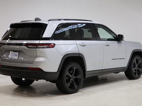 Used 2023 Jeep Grand Cherokee Altitude AWD/4WD image 7