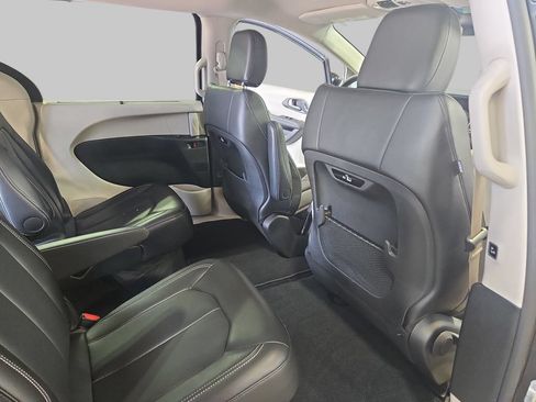 Used 2024 Chrysler Pacifica Touring-L FWD image 13