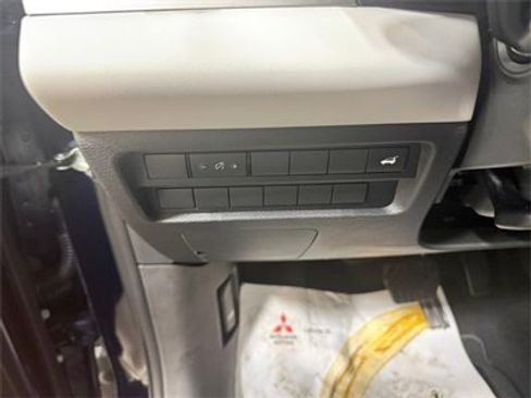 New 2025 Mitsubishi Outlander SE image 27