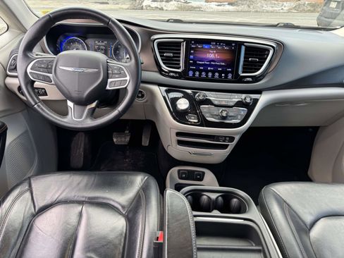 Used 2017 Chrysler Pacifica Touring-L image 11