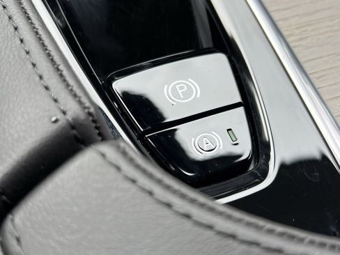 Used 2025 Volvo S90 B6 Plus image 32