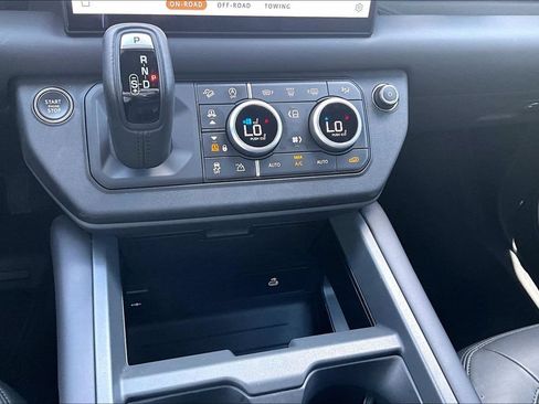 Certified 2025 Land Rover Defender 130 X-Dynamic SE AWD/4WD image 23