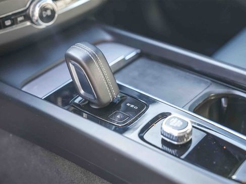 Used 2022 Volvo XC60 T8 R-Design w/ Advanced Package image 18