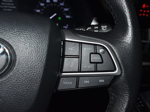 Used 2024 Toyota Sienna XLE FWD image 9